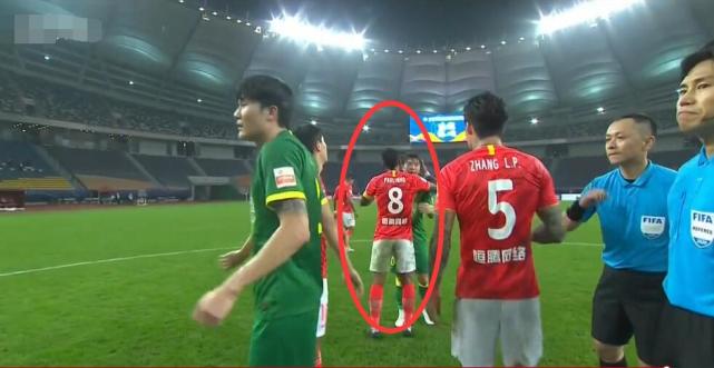 保利尼奥|动容！赛后谁注意保利尼奥对张稀哲的这举动：人品实在没得说啊