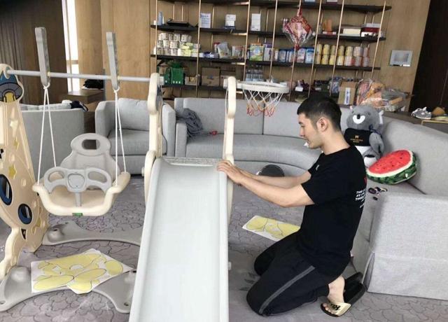 黄晓明|黄晓明baby夫妇在上海的豪宅,在家能看东方明珠,客厅里晾满衣服