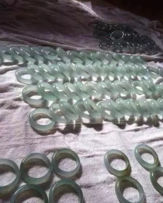 「」三块料子开出200多条冰种晴底手镯，条条完美，价值近亿元！