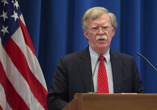 锐龙5:博尔顿被曝动用特权搞特殊,出访竟坐专机,甩开特朗普玩单飞