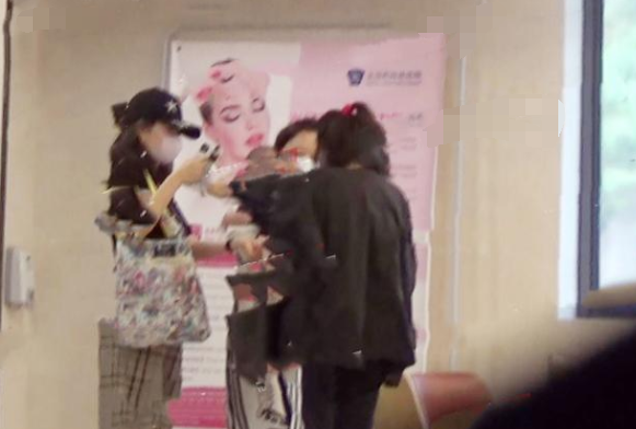 「胡彦斌」章子怡穿全身名牌带儿子现身,孩子全程由保姆照顾,二位保姆忙的不可开交