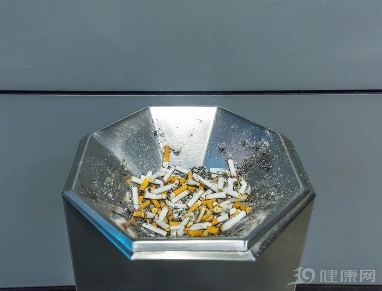 肺癌|长期吸烟的人，身体若出现这4种症状，是肺在“求”你戒烟！