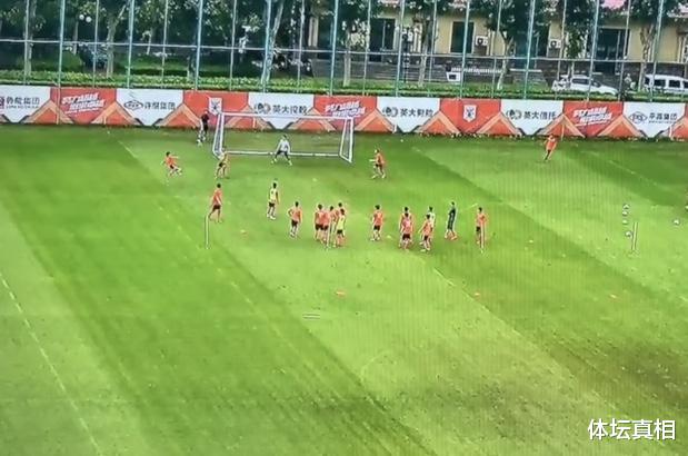 「山东鲁能」鲁能上演超级传帮带！16岁的何小珂随U19队伍训练，周海滨当教练