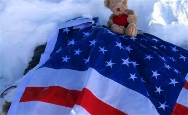 #珠峰#长眠于珠峰的\睡美人\:冰封十年成路标,人来人往却无人愿救她