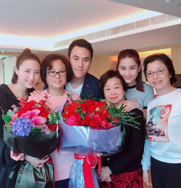 温婉|赌王三太披发造型太罕见!穿红裙笑容温婉超惊艳,却被女儿抢风头