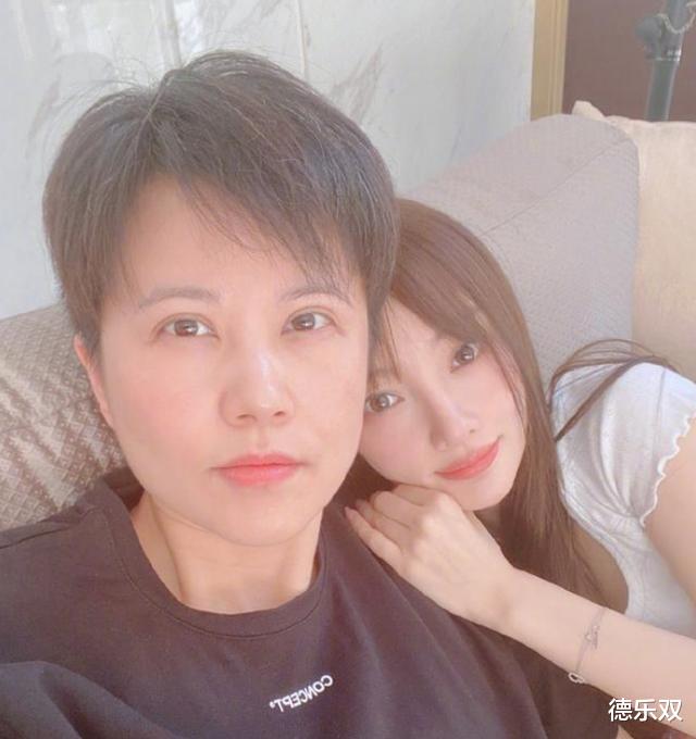 李小璐|李小璐沙发上出现一个“男人”身影，看清之后，心酸了！