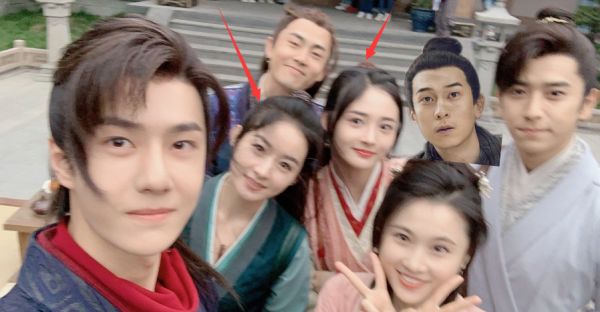 『赵丽颖』有翡主演杀青后自拍，看清赵丽颖和周洁琼的站姿后，亲疏如何一目了然