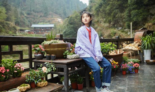 考试@张子枫高考并没有被打扰反而第一个交卷，同场考生感叹她真人超美