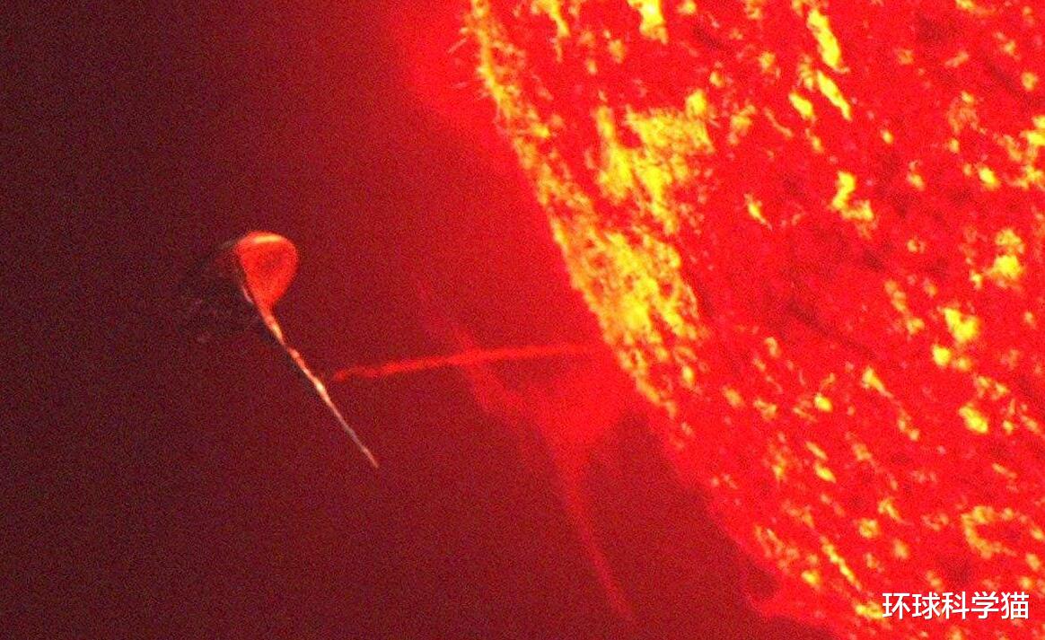 人民日报|太阳附近现“巨型”飞船!称比地球大10倍,来自SOHO卫星拍摄的