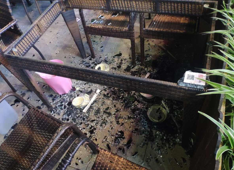 「民警」抓到了!男子多次从30层天台往楼下夜宵店扔石头!原因是因为...