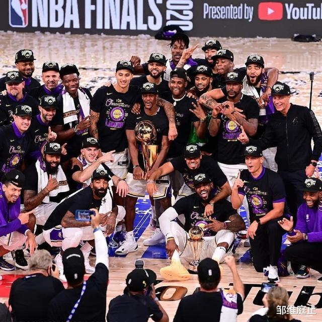 湖人队|湖人夺冠后,谁注意到热火球员,没有风度,宁愿自拍也不祝贺对手