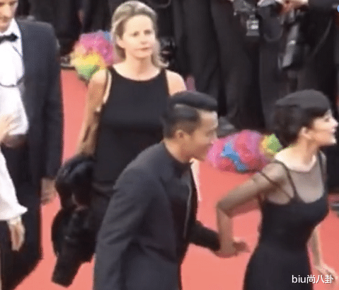 杨幂|杨幂刘恺威离婚后偶遇，镜头拉近两人手部动作，才知啥叫专业演技