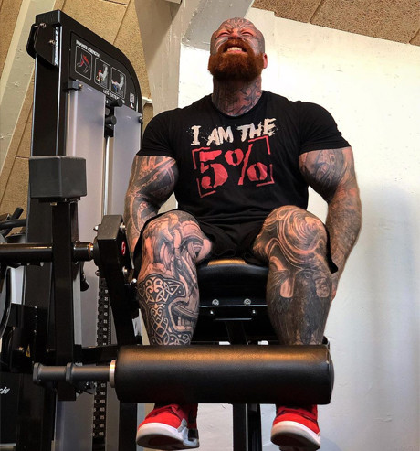 健身|体重120公斤，肌肉爆表，纹身更夸张，即便是脸上都布满了纹身