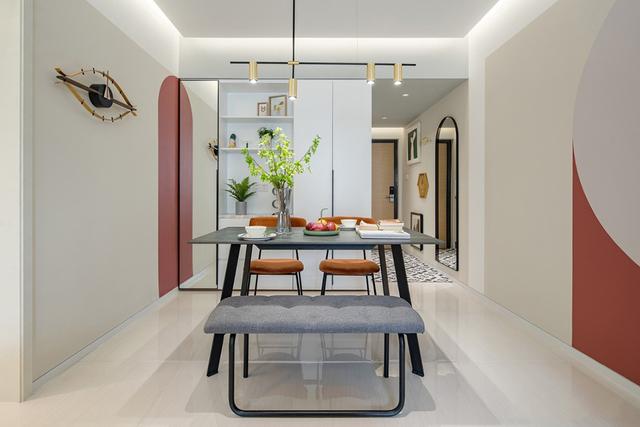 |88平现代风三居室，客厅有充足的采光和亮眼的墙壁