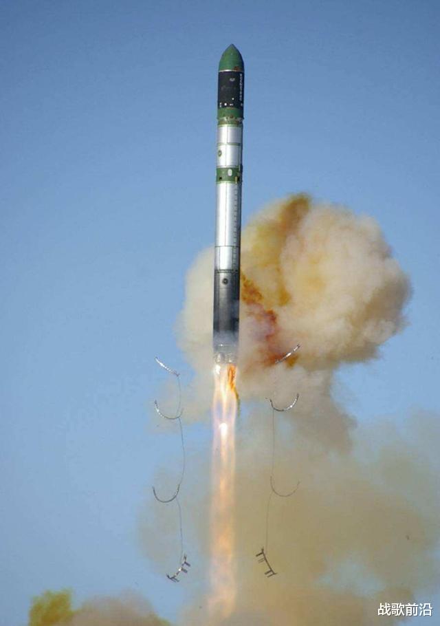 美军|普京对美国发出最后通牒！大批核导弹竖起严阵以待，英：动真格了