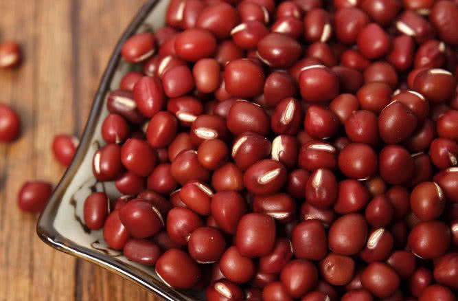 红枣@贫血的女人，别顾着吃红枣，不妨吃4种“食物”，面色红润有光泽