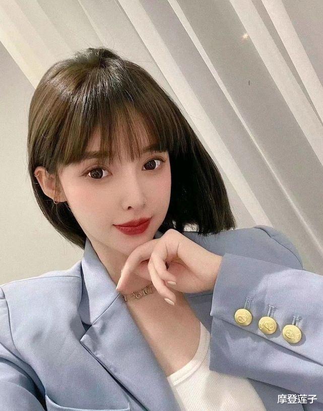 连衣裙|张靓颖的“公主切”刘海太惊艳，配上藏青色连衣裙，气质冷艳高贵