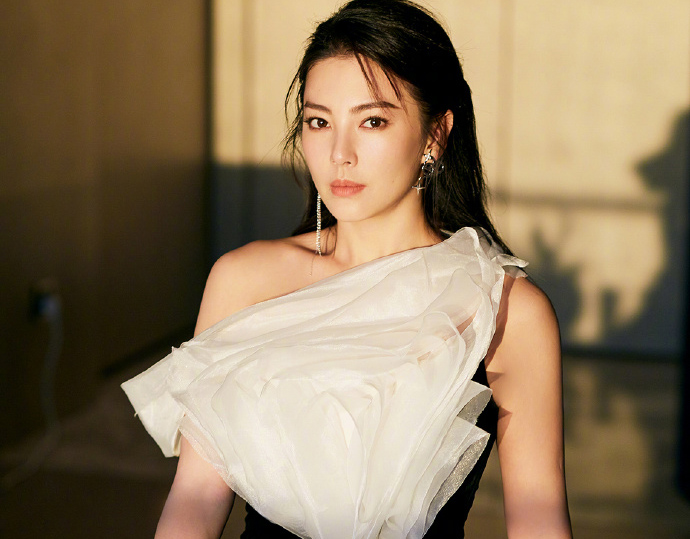 锦绣南歌▲黄圣依一边吃小龙虾一边吐壳，谁注意张雨绮把壳放在哪？素养是天生的