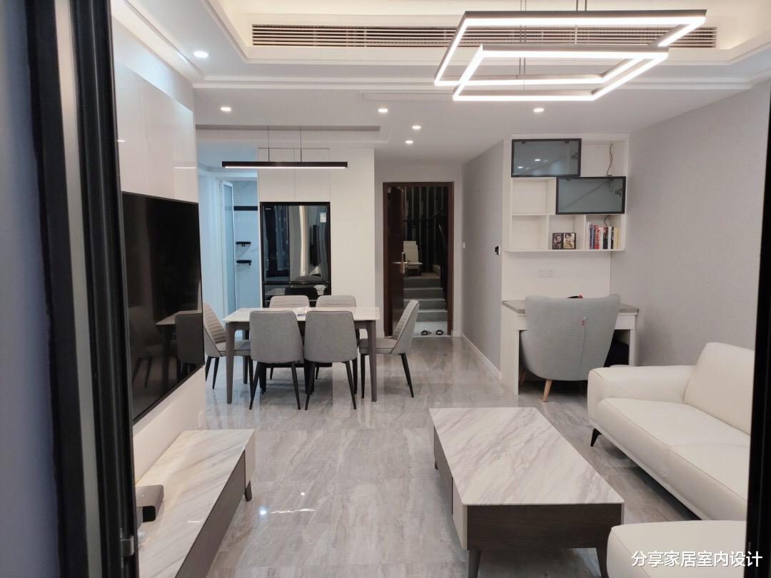 |一家三口的新房，装修现代简约风格，电视墙这样设计太流行了！