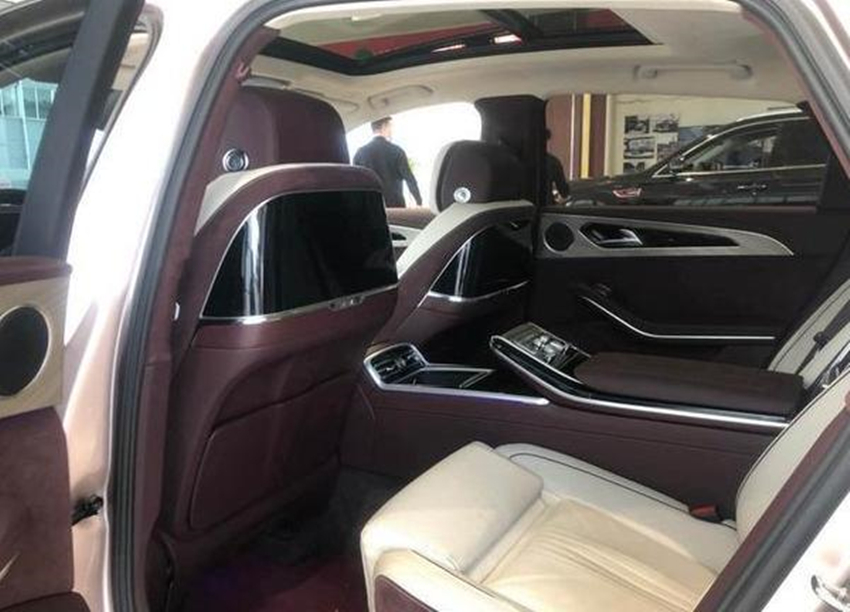 红旗h9▲一年没白等！红旗H9实车到店，比5系漂亮10倍，打开车门奔驰眼红了