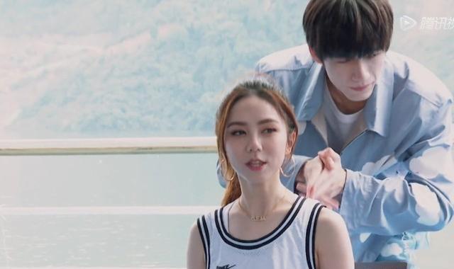 鹿晗|《哈哈哈哈哈》包袱最重的人，全程在补妆还挎着小包，鹿晗都看呆