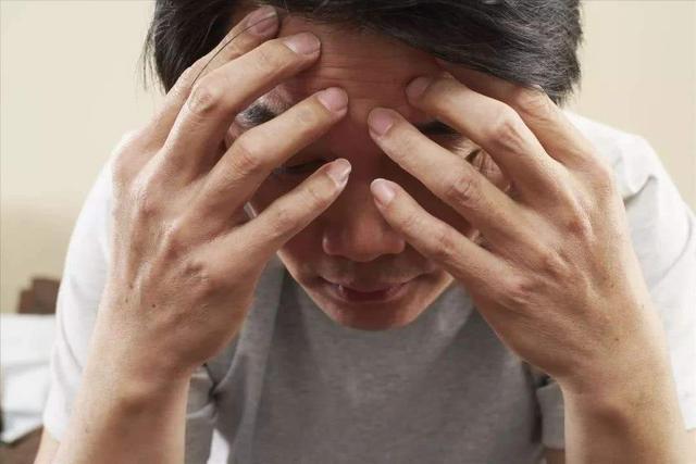衰老|让男性老得更快的行为，烟酒不算什么，排第一的多数男性需要面对