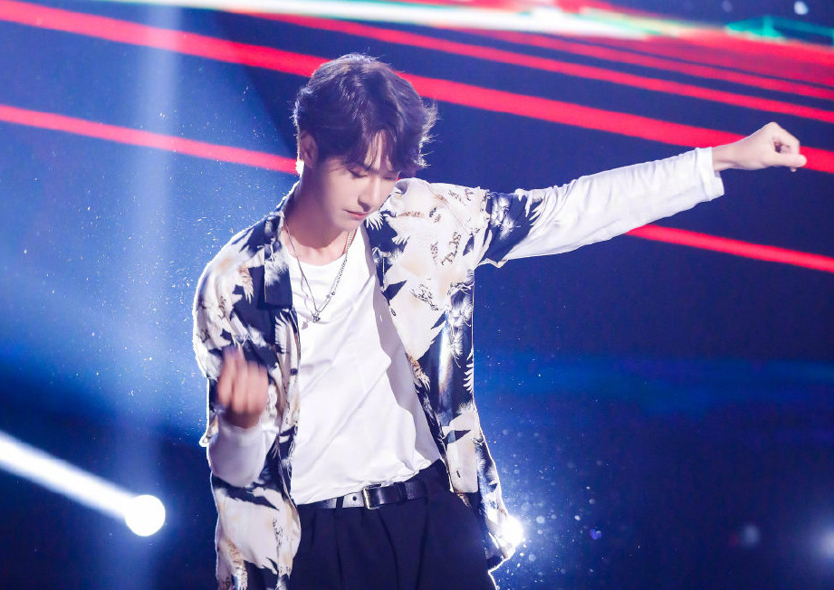 王一博|?《快本》5年前旧视频，王一博的袜子很特别，他自己都不敢相信