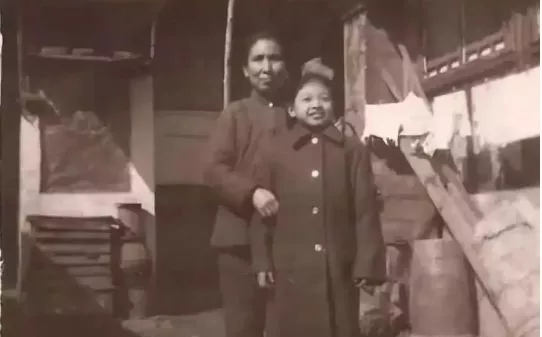 「韩红」韩红哭了,身上的秘密再也藏不住了,网友痛骂:虚伪、不要脸