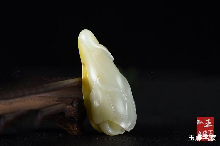 「文玩」从不盛放的玉雕玉兰，一花独秀引春来，连叶都多余