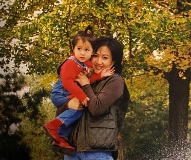 关晓彤|关晓彤还有个亲姐姐！关晓丹去世四年，父女二人像没事人一样