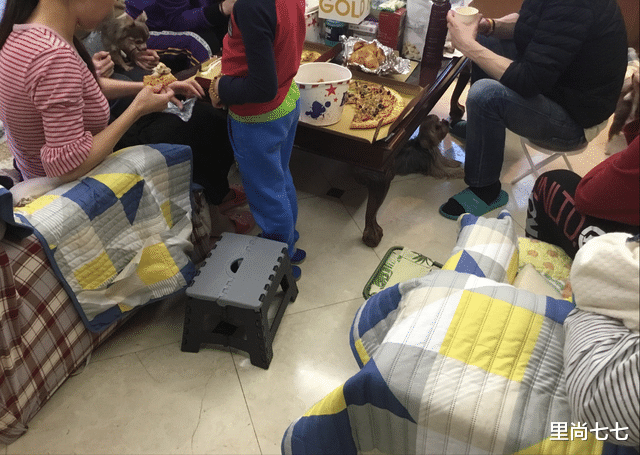 郭碧婷|郭碧婷携夫回娘家庆生，她被家人围绕超受宠，向佐一边独坐小板凳