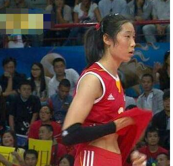 『朱婷』女排朱婷撩衣擦汗，一不小心露出腹肌，球迷：国足看了会脸红吗？