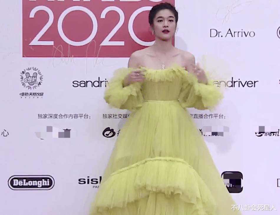 赵露思|ELLE红毯状况多:张嘉倪耳环掉了,赵露思腿粗,戚薇礼服像垃圾袋