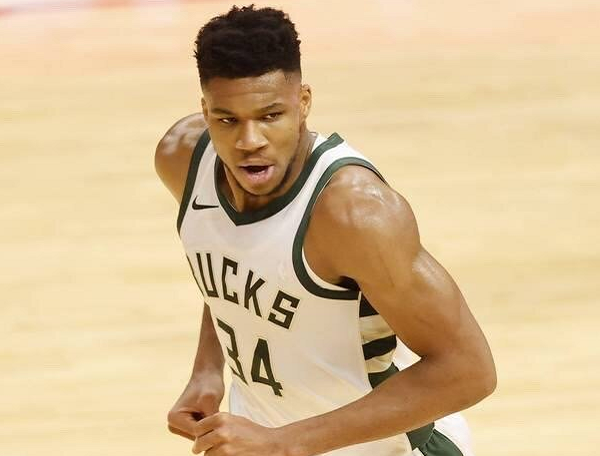 字母哥|字母哥轰43+9仍无缘今日最佳！对不起，你碰到科比门徒了！