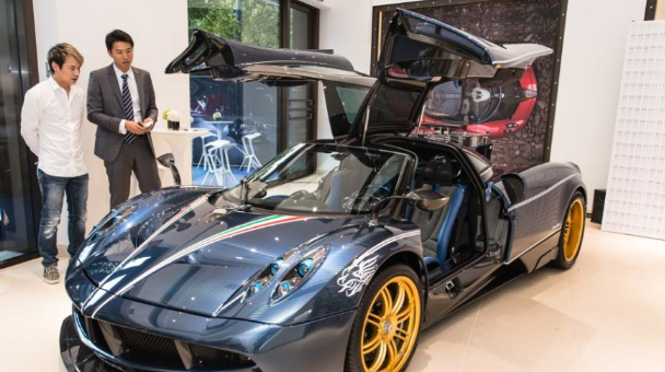 b级车：王思聪都舍不得买的4000万帕加尼，被他收入囊中，光运费就值台宝马