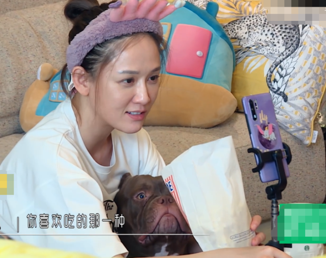 「陈乔恩」陈乔恩没来得及化妆,艾伦打来视频,谁注意他的反应?说话太直接