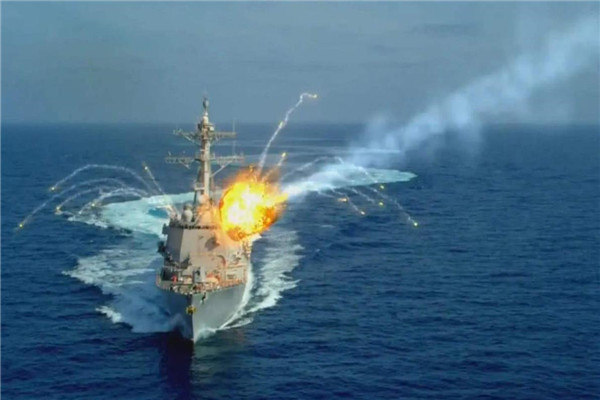 「美军」海峡一声巨响，美军舰裂开8米大洞，6艘军舰全力出击展开报复