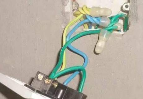 『』电工装修这样拧电线，手法专业又牢固，难怪能住几十年不跳闸