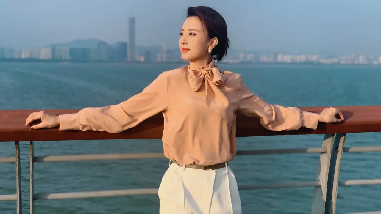 央视主持张蕾真丰满,穿雪纺衫配西装裤旅行,"沙漏身材"女生都看酸