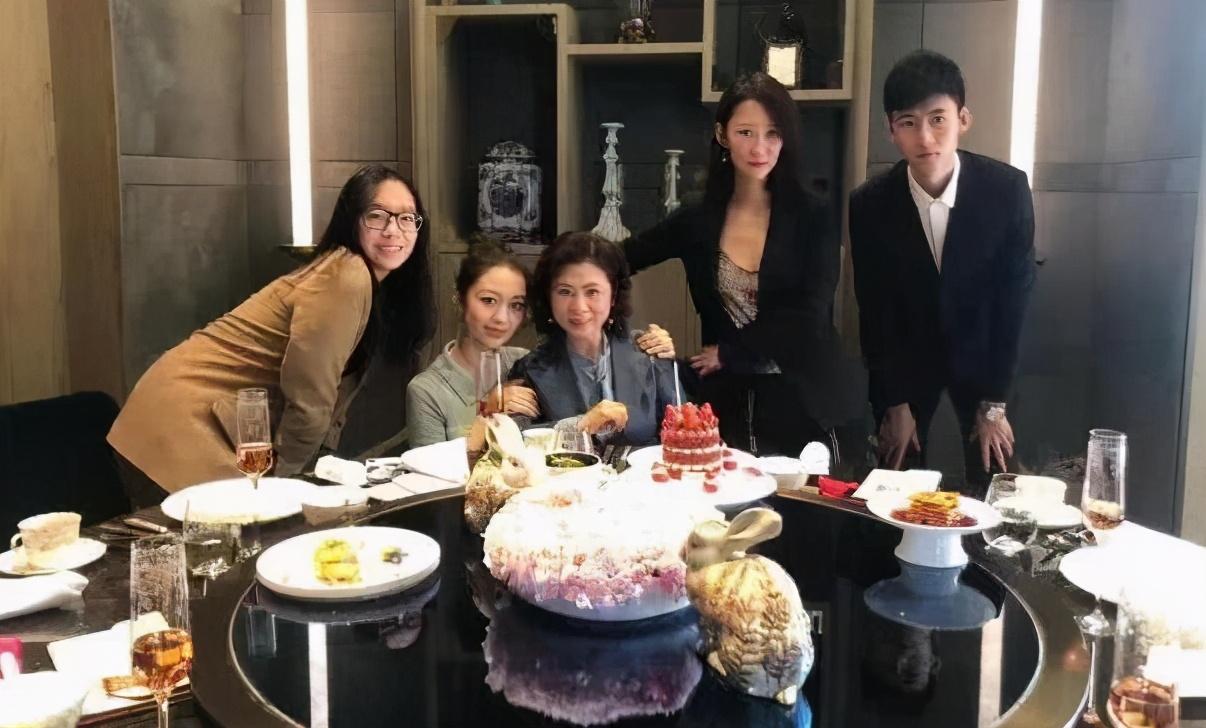 卓义峰|郎朗吉娜合体捞金，夫妻摸孕肚与宝宝互动，曝孩子听钢琴声会胎动