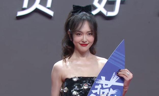 唐嫣|唐嫣产后首次公开亮相，瘦成纸片人状态不佳，跟罗晋同场不同框