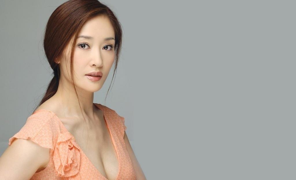 肖战|她拍“喂奶戏”亲自上阵，遭网友指责退出娱乐圈，现却成肖战伯乐