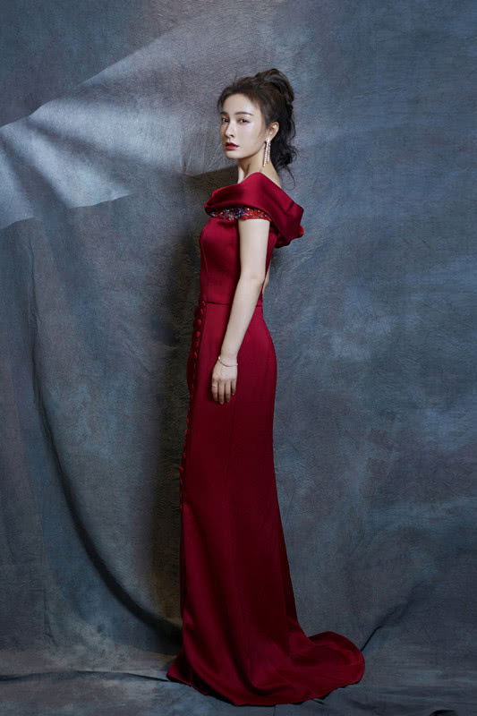 【针织衫】吴昕录节目，扎起马尾辫身穿黄颜色针织衫，可显时髦减龄了！