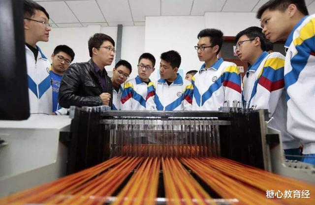 |新高考政策，高中生该如何选科成重点，班主任：3个学科值得关注