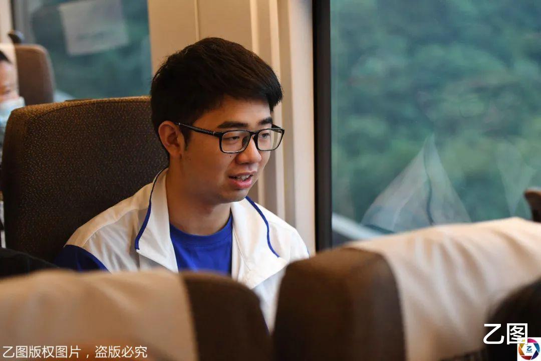 乙图|援鄂护士送儿子到武汉报到，被鲜花和记者包围，儿子被阵势吓懵了