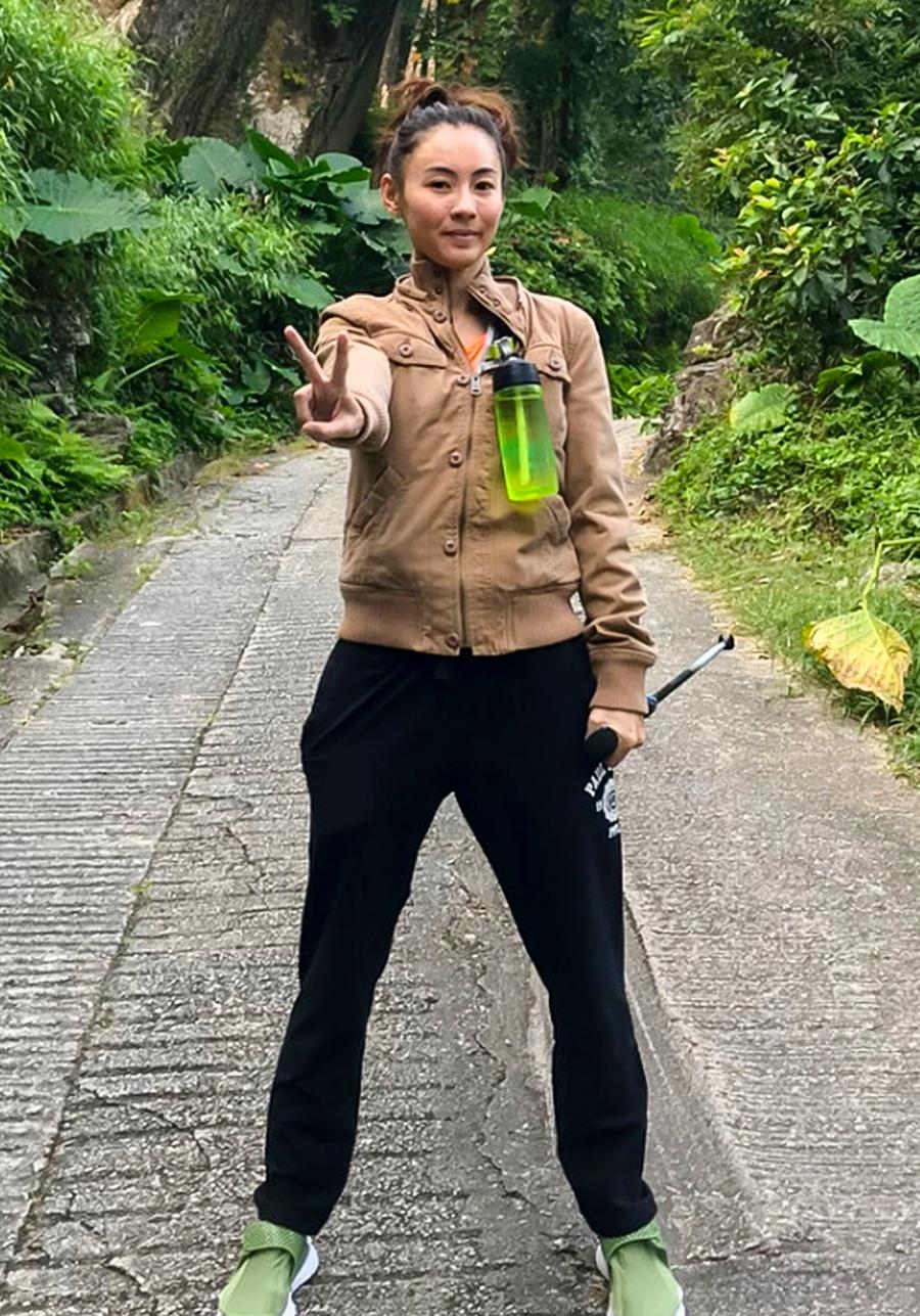 #张柏芝#张柏芝户外游,纯素颜出镜差异大,脸部斑点清晰可见,气质很普通