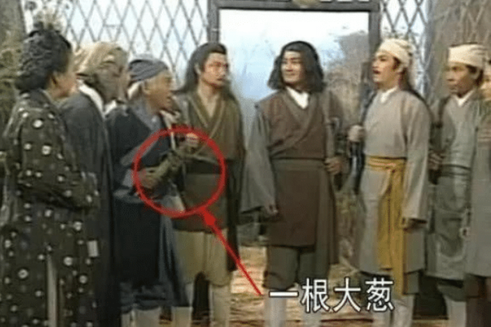 余少群▲这些剧组当年有多穷?小龙女武器是一次性手套,他们从来不换衣服!