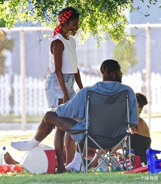 德维恩·韦德|韦德一家亮相公园,“儿子”染成金发,身材已初具女性特点