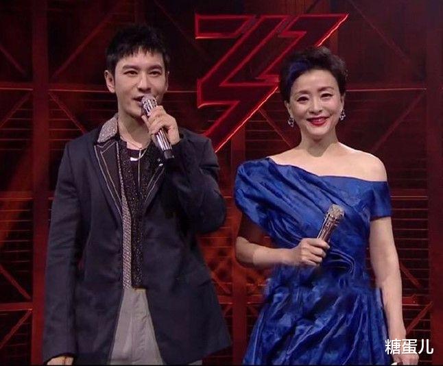 杨澜|杨澜没修图皱纹明显，穿公主纱裙还挑染发色，52岁不肯面对衰老！
