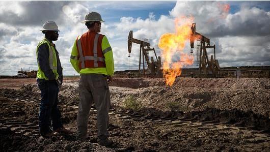 石油|美国再陷困境！石油战惨败无人购买，只能放下姿态求助我们